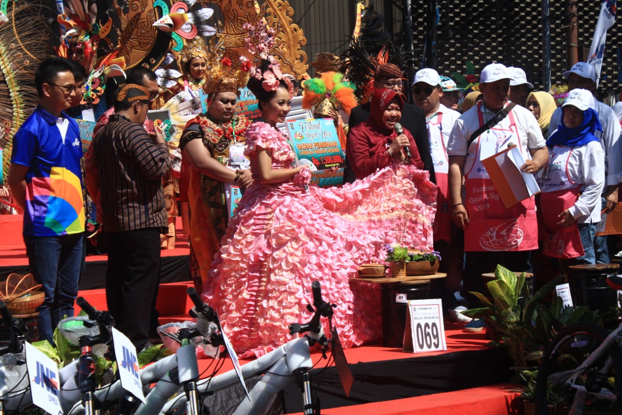 Kostum Daur Ulang Jadi Magnet di Festival Rujak Uleg Surabaya 2019