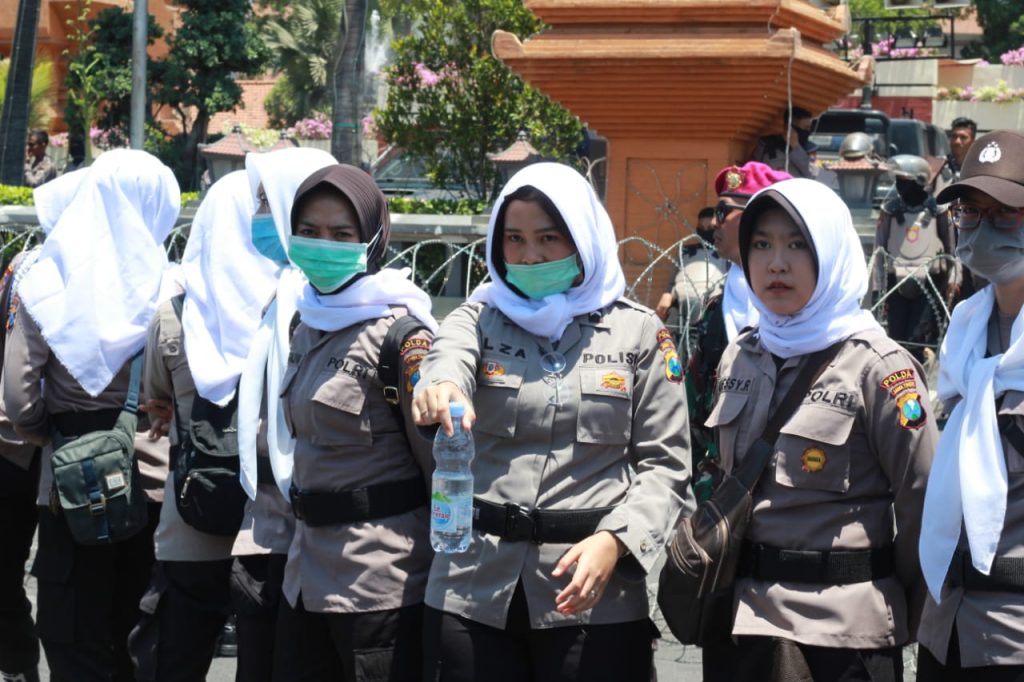 Aksi #Surabayamenggugat Disambut polisi Berkerudung Serba Putih